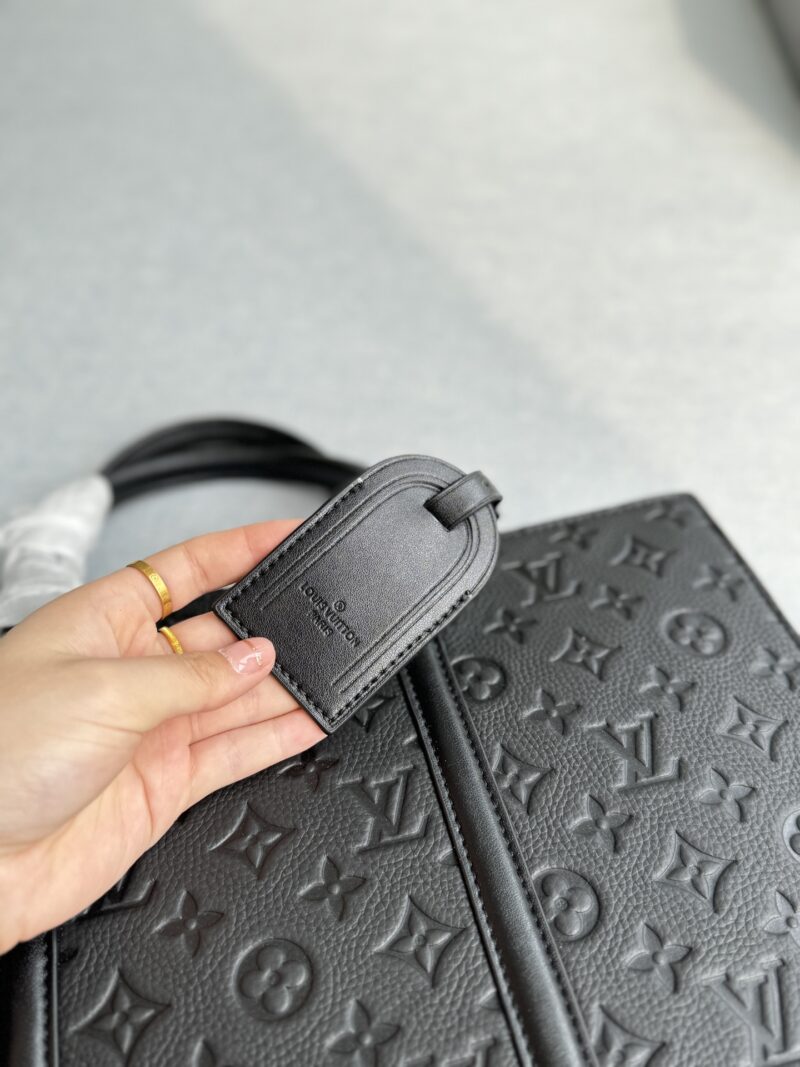 Cowhide 355
size：39×30
LV embossed music bag tote bag shopping bag handbag briefcase
Steady and atmospheric, fashionable and elegant, the classic color scheme of black and gray highlights the brand's iconic style! The embellishment of the dark pat...