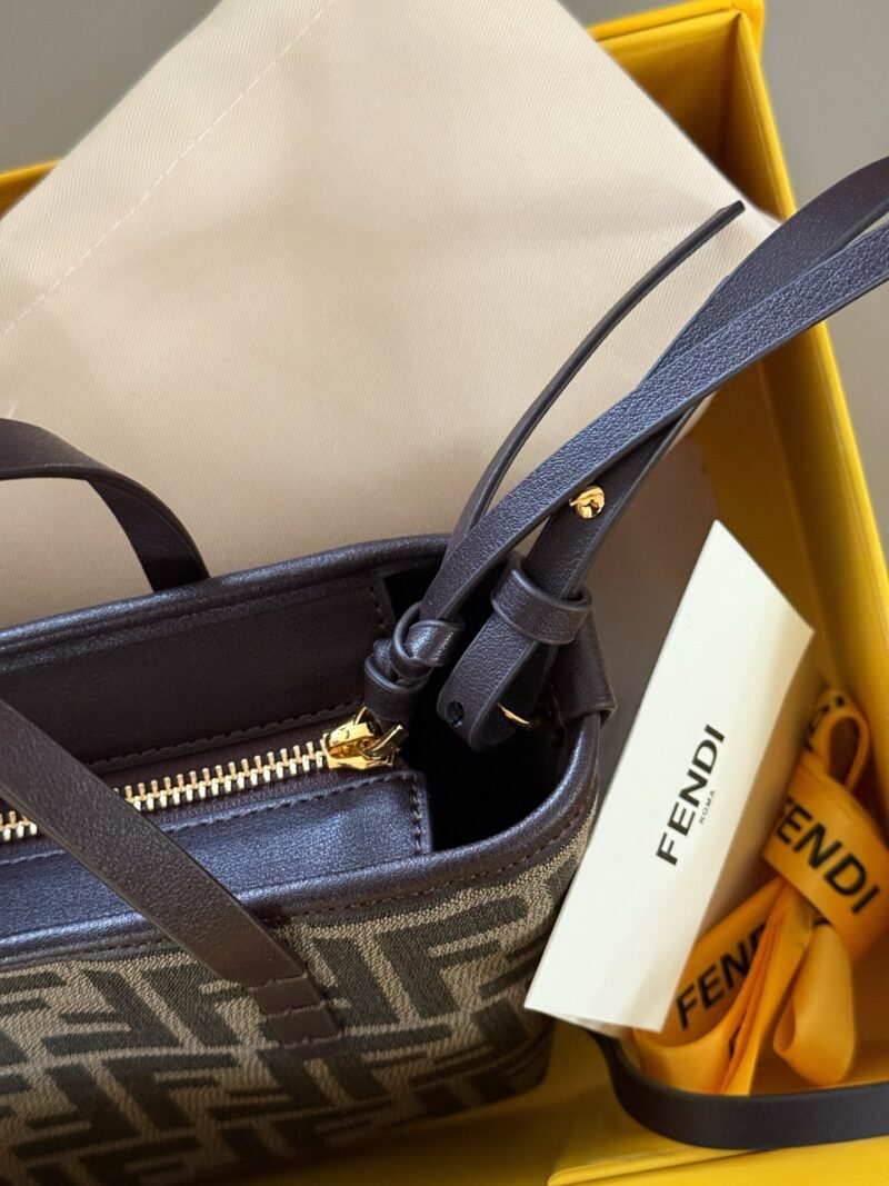 fe06a7816c.jpg 210 box
size:16*13cm
Fendi F Home
This small vegetable basket is really amazing,
I love it so much!
Full of vacation atmosphere,
Although it is small, it can also be packed very well,
A super lightweight small bag that can also be worn diagonally!