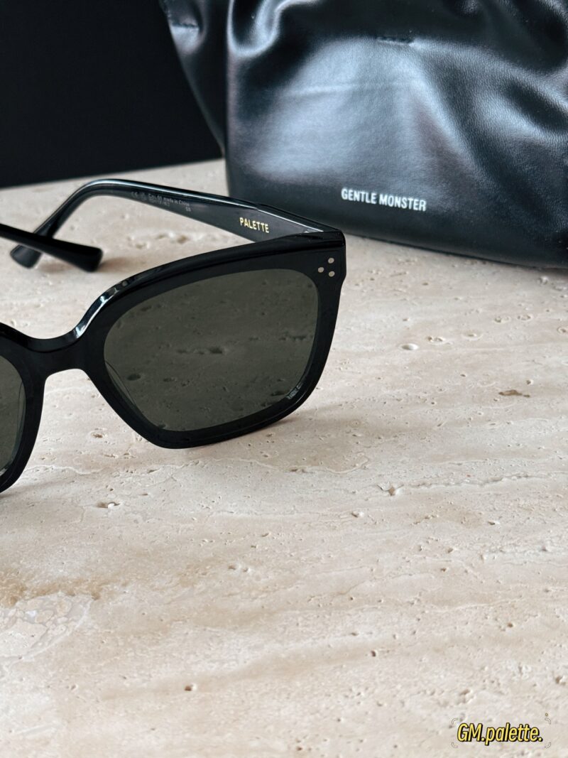 fe141bc654.jpg 185 configuration packaging
sunglasses
Zeiss lens AU protection
Round faced Tian Cai GM Sunglasses Palette
Palette belongs to the large frame type, square sunglasses do not choose face shape, can decorate face shape
It's great for daily outings, driv...