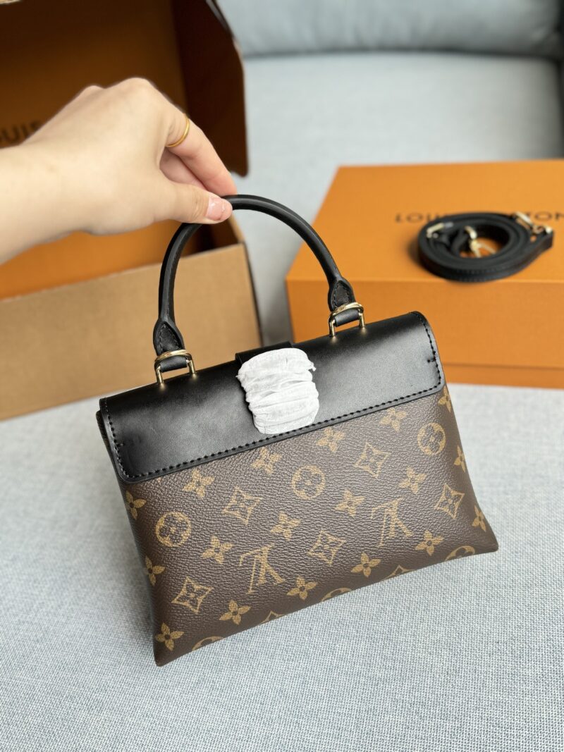 fe4517a72a.jpg 220 Complete Gift Box Set
size:22×15
LV Locky BB Lock Head Bag Shoulder Cross Shoulder Handbag Heavy Metal Steel Hardware 163 Variable Frequency Chip
Never buy LV locky bb lock bag because you will really fall in love with this bag
Design of cowhi...