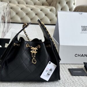 300 boxes
size：21*13cm
L's new small postman Metis
Freshly baked colors in spring and summer
The perfect sized LV mailman bag is here
The usage rate is super high!
Cute and lovely finally!! It's out!