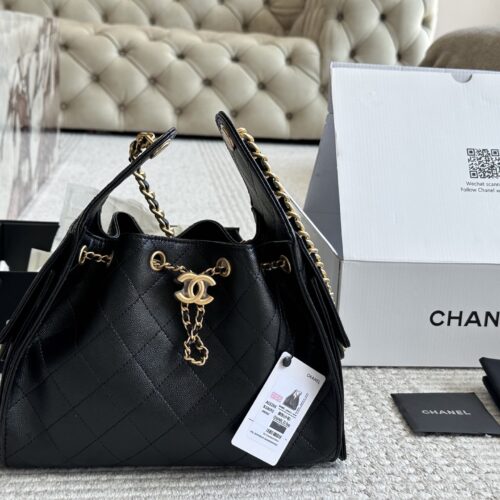 310 box
Chanel 25s Hobo mini account is really amazing!
This year's Fragrant 25s series is simply stunning ..
This Hobo is a small size, which I personally think is more everyday
The texture particles of caviar are not as heavy, but rather very delic...