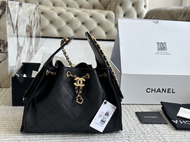 fe4e91e1b6.jpg 310 box
Chanel 25s Hobo mini account is really amazing!
This year's Fragrant 25s series is simply stunning ..
This Hobo is a small size, which I personally think is more everyday
The texture particles of caviar are not as heavy, but rather very delic...