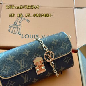 220 boxes
size：20*11cm
L Home CAMILLE Handbag
Wearing a small dress in summer should be absolutely stunning!
Exquisite and compact, it can still be installed!
There are three more ways to memorize! This should be the next stock shortage king