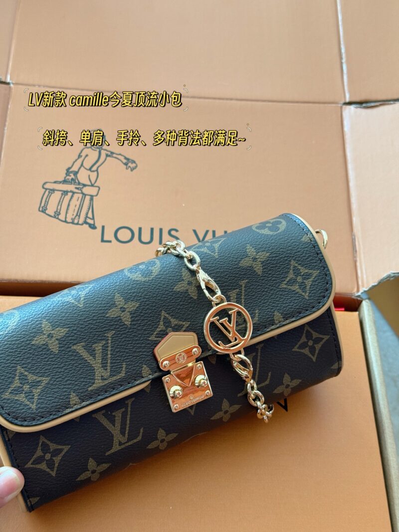 220 boxes
size：20*11cm
L Home CAMILLE Handbag
Wearing a small dress in summer should be absolutely stunning!
Exquisite and compact, it can still be installed!
There are three more ways to memorize! This should be the next stock shortage king