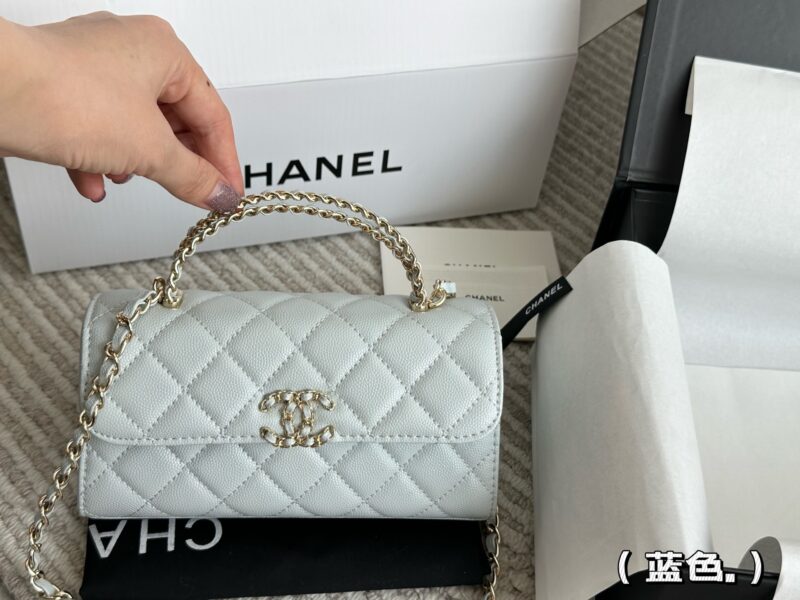 fe7d521036.jpg 210 box
size:19*10cm
Xiaoxiangjia 23Kelly Mobile Bag
This bag type is a whole love to live in
Little Kelly Grandma/Exquisite and Cute/
You can put your phone on
Can be carried by hand or slung diagonally
The caviar cowhide is too perfect!