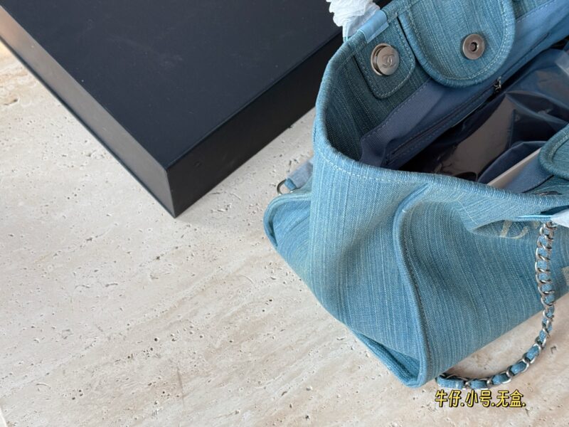 fe83f5231e.jpg 260255 without box
Size: 38 * 30cm (large)
33 * 25cm (small)
Xiaoxiangjia Cowboy Beach Bag ?
Arrange it! Arrange it!
This beach bag released this year is so beautiful!
Washing old models with water gives them a more luxurious feel
