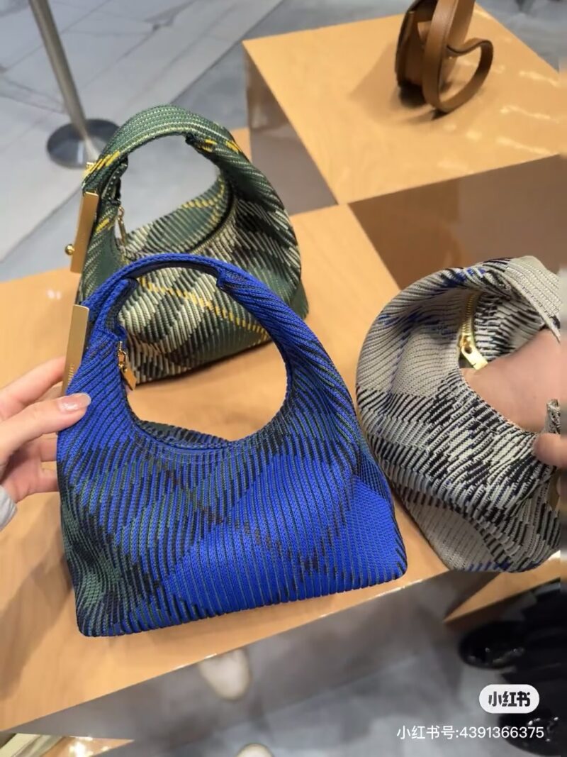 fe8b7f6ae1.jpg Burberry peg bag | 2024 best-selling bag
Drum shaped lunch box bag paired with knitted fabric
There is a kind of familiar nostalgia that blends in again
Burberry's iconic checkered pattern
There's a little more British style~
I especially like the me...