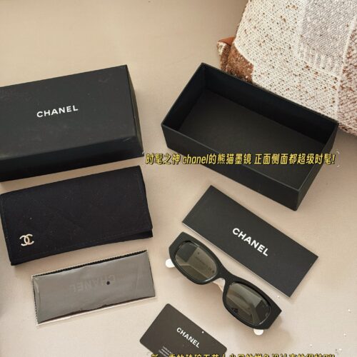 205 with complete packaging
I will really regret not getting these sunglasses this summer!
The god of fashion!
Chanel's panda sunglasses are super stylish on both the front and sides!