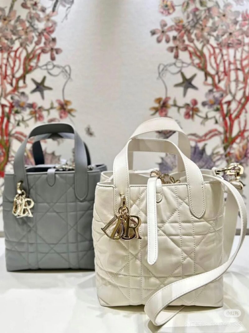 fe909ed483.jpg Dior indigenous bag is very suitable for light pairing in summer