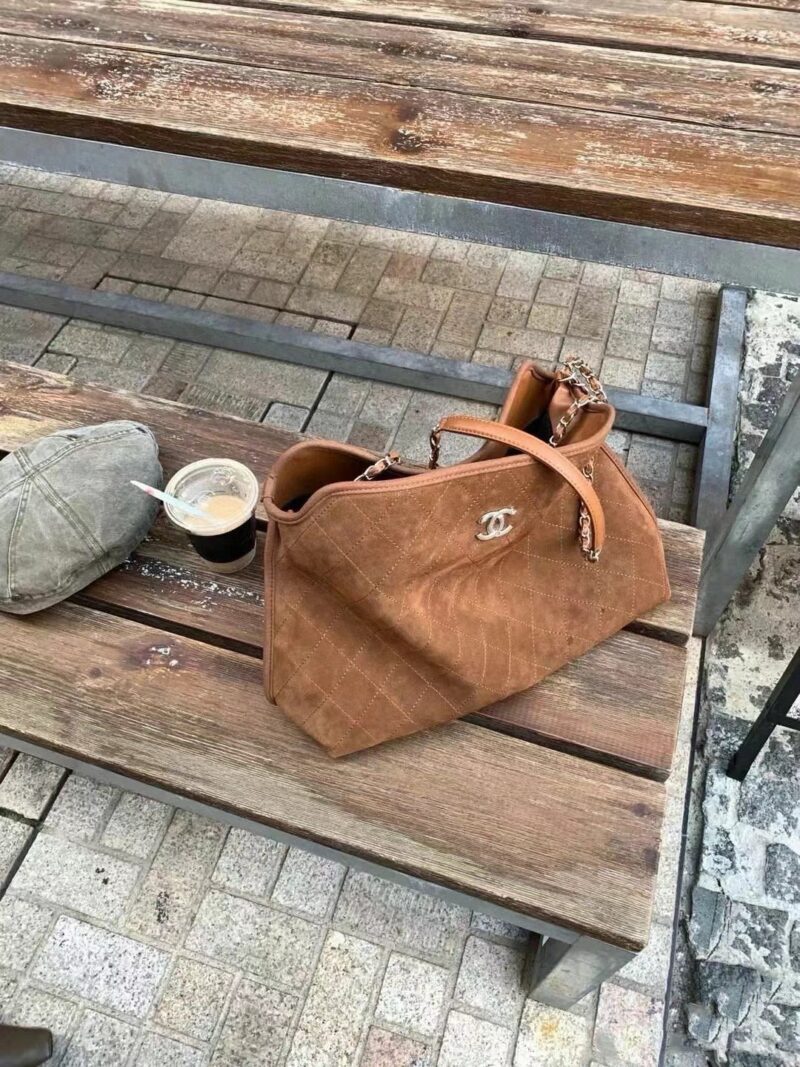 fe95ed2c93.jpg CHANEL understands too well, madam, right
I can think that this CHANEL suede hobo is really suitable for daily carrying
And the big bag is very easy to use. I really like this kind of big bag that can be packed when going out
Let me see who doesn't l...