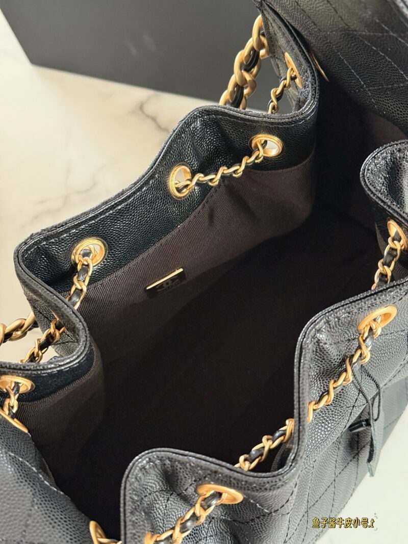 320340 cowhide box
Size: 26 * 21cm (small)
31 * 26cm (large)
Xiaoxiang Home 25C Hobo Hippie Underarm Bag
Cool and stylish bucket design, very retro
The adjustable drawstring design of the bag mouth is very practical, with two small pockets on the sid...
