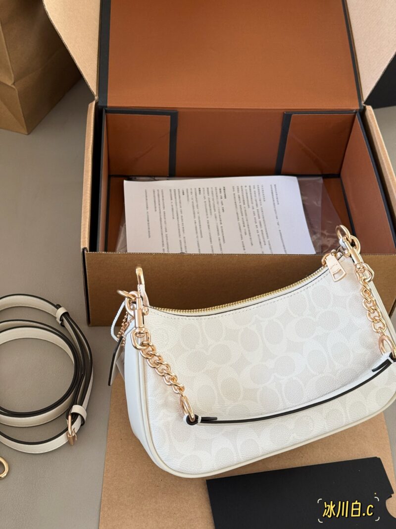 fea4bbace7.jpg 225 box upgrade version
size:24*13*7cm
C Home Teri Underarm Bag Hardware Upgraded Again
Underarm bag design ceiling!
Equipped with 2 shoulder straps,
Both shoulder and crossbody are acceptable!
level of appearance
Search Coach Coach Underarm Bag