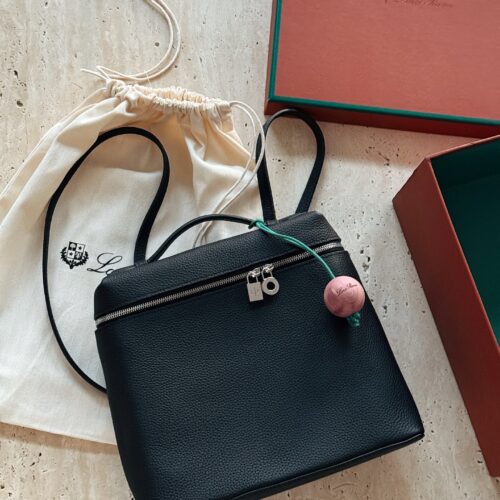 320 cowhide/matching box
size：23*32cm
Loro Piana backpack goes viral/
Loro Piana's backpack is finally waiting for you!
New favorite backpack
Great! It's low-key and tasteful!
Ultra gentle color wrap
The first layer of cowhide is very durable!