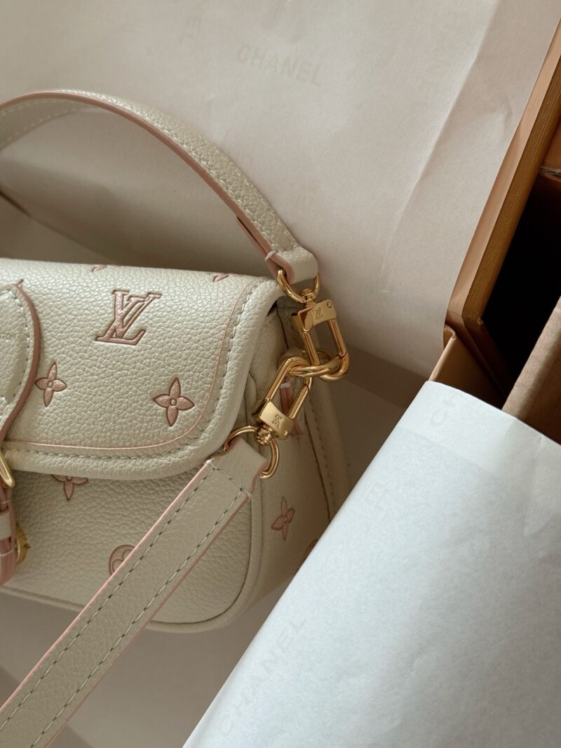 fee8c8916e.jpg 180 box upgrade version
size:19*11cm
L Family Diane Stick
Nano size has arrived
I can't believe it!
May Women's Bag New Product - Cream Nut Color
Mobile phone+powder+lipstick+lipstick+small tissue+small wet towel