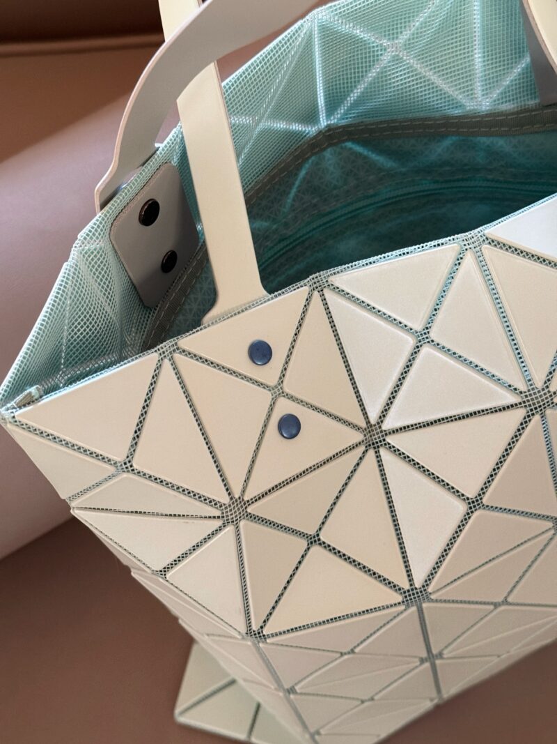 fef258c64c.jpg 200 no box upgrade
issey miyake BAOBAO
Miyake Life 6x6 Shopping Bag
Size 34x34cm ??
Perfect for summer
Light and convenient, small and fresh~