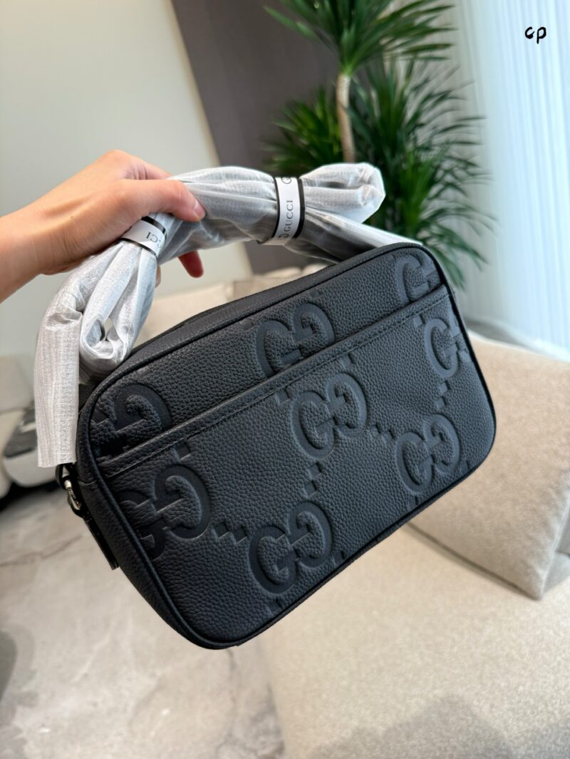 Gucci Leather Embossed Camera Bag P255
JUMBO GG Medium Postman Bag AABY7 1000, Gucci's enduring design incorporates a series of natural colors, presenting new iterations season after season. For Cruise 2024, black enriches the latest leather product ...
