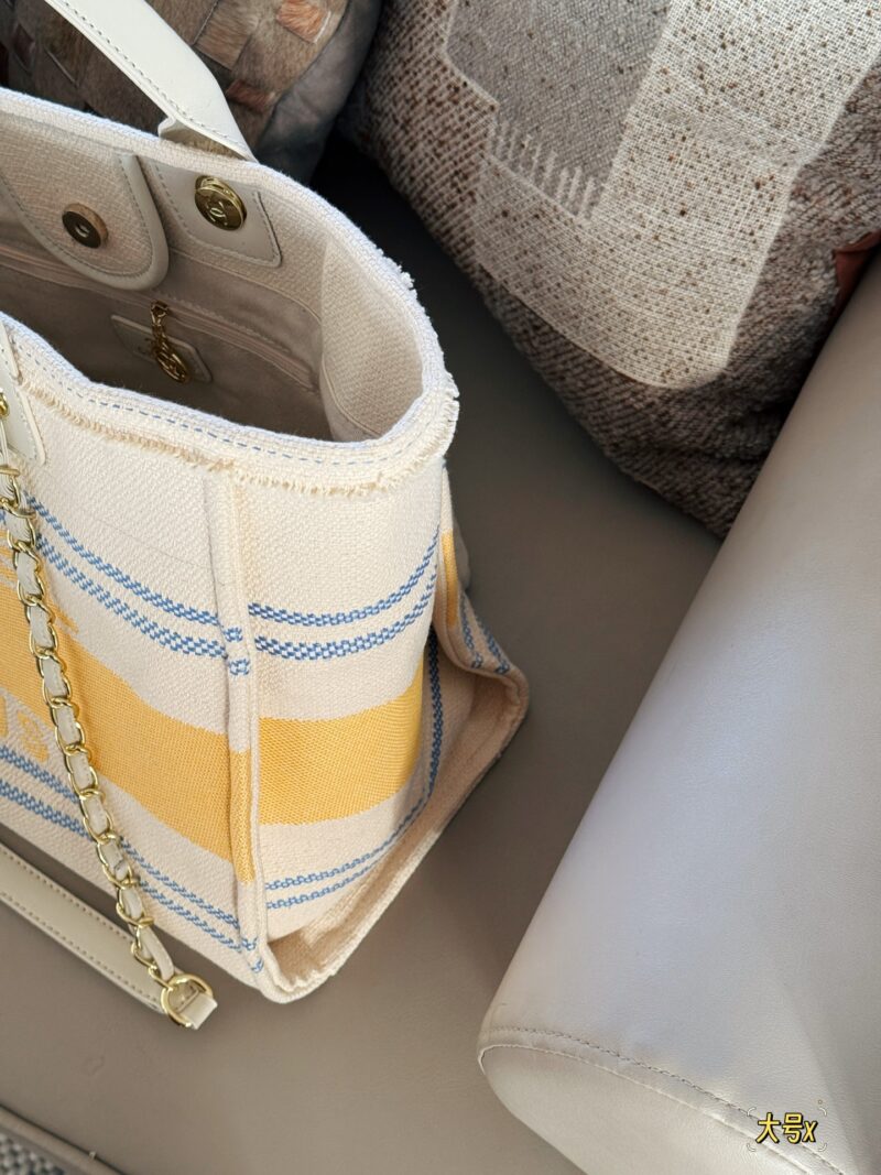 ff01285a47.jpg 355355 without box
Size: 38 * 30cm (large)
33 * 25cm (small)
Xiaoxiangjia 25C Early Spring Vacation Series
Marseille and the Sea
Arrange it! Arrange it!
This beach bag released this year is so beautiful!
People are already eagerly anticipating it!