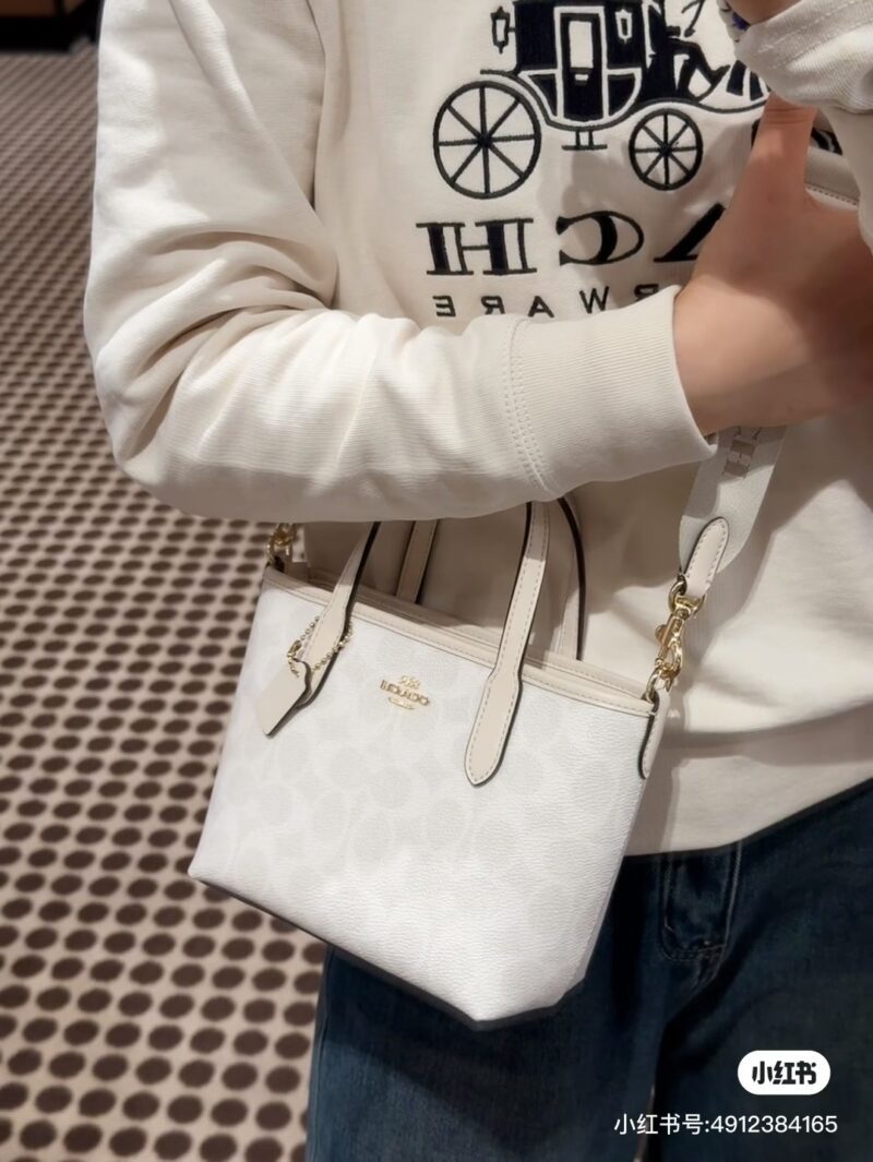 ff13659aa4.jpg Coach | New Mini Tote Glacier White is too beautiful~
Gentle girl should have a girl's heart bag
Paired with long and wide shoulder straps, providing ample comfort
Retro and versatile~