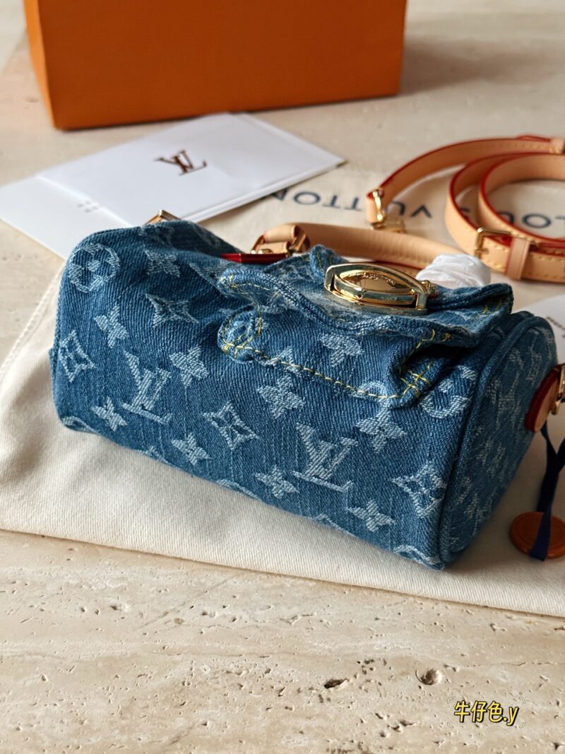 ff351dad25.jpg 265 box
size17*11cm
L's newly released denim Nano Speedy
Really cute
I feel younger than an old flower
It looks very mini, but it can hold a wallet, lipstick, phone, iPhone, car keys
Tested daily travel without any issues, OK
