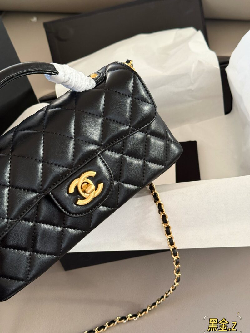 ff477dd490.jpg 235 with packaging
size:20*14cm
Xiaoxiangjia 25P new horizontal version Kelly!
The leather has a great texture!
Lingge design, retro and fashionable
When the handbag becomes more exquisite and elegant!