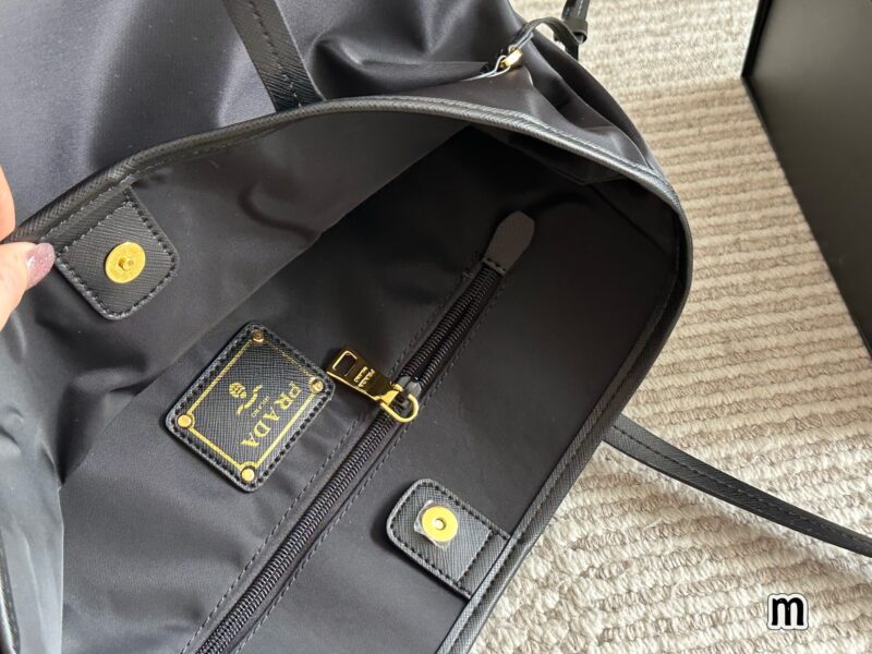 ff4ae232de.jpg 230 box
size:32*28cmcm
Prada Classic Shopping Bag!
Big and convenient enough!
As an entry-level Prada shopping bag handbag, it has always been practical and durable,
Lightweight, comfortable, and practical!