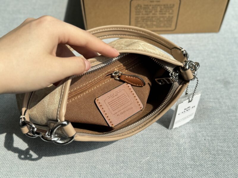 ff530b2f2b.jpg 180 airplane box
size:19.5×15.5
COACH LAUREL Lao Hua Wandering Bag Underarm Bag Cross Shoulder Bag
Mini wandering bags are also too Q!
Really super cute
At first glance, it amazed me!
The bag is lightweight and has just the right capacity, making ...