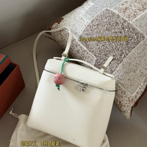 245/Box
size：23*32cm
Loro Piana backpack goes viral/
Loro Piana's backpack is finally waiting for you!
New favorite backpack
Great! It's low-key and tasteful!
Super gentle color wrap!