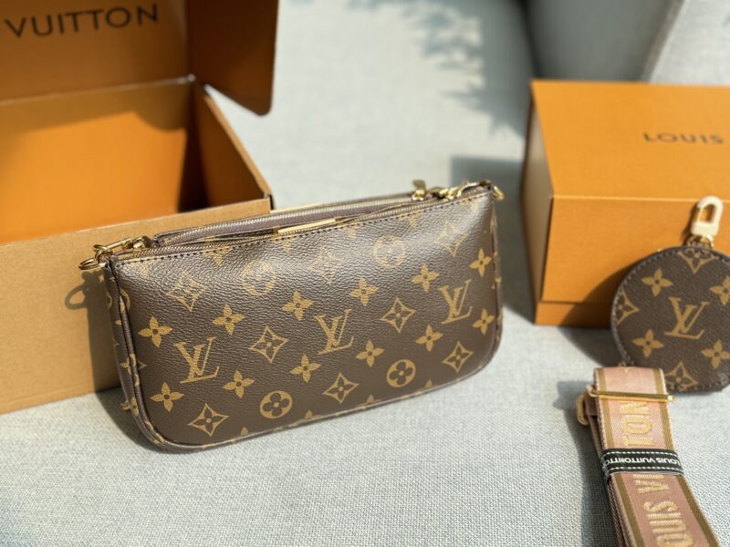 ff6e8c4fc9.jpg 230 Complete Gift Box Set
size:24×14
LV Multi Pochette chain flower five in one combination bag mahjong bag armpit bag handbag shoulder crossbody bag 163 variable frequency chip steel hardware
The bag warmly held by the goddess Reba,
Popularized t...