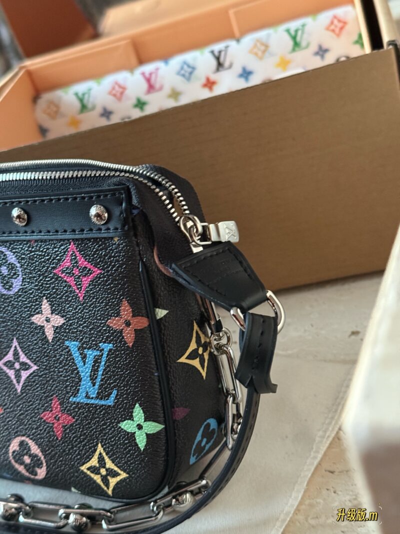260 box upgrade version m
size：22*13cm
L Murakami Takashi | Black Tri Color Mahjong Bun
Finally arrived!
Mahjong bag shoulder strap, armpit back looks great!
Who really sees who falls in love
The feeling of sinking at a glance upon seeing the physi...