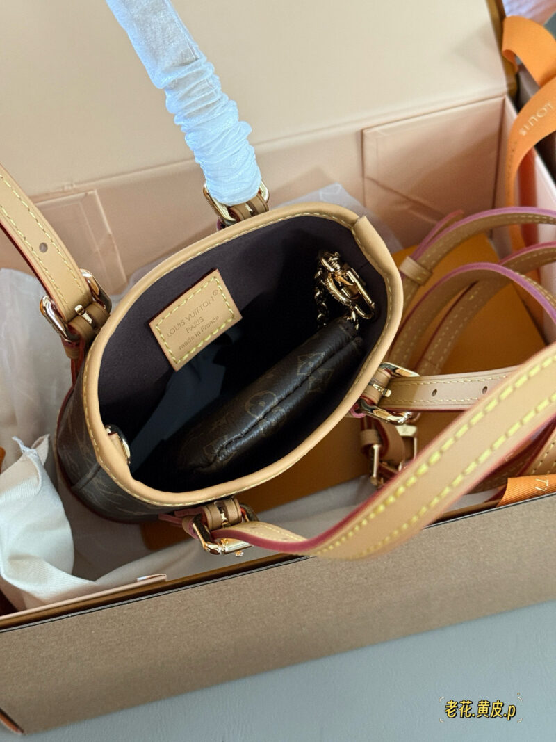 215 boxes
size：13*17cm
Customized products are available ??
L family used water bucket bag (bag in bag)
The classic yellow skin of the old flower bucket
Impressive ??
Search for Lv bucket bag