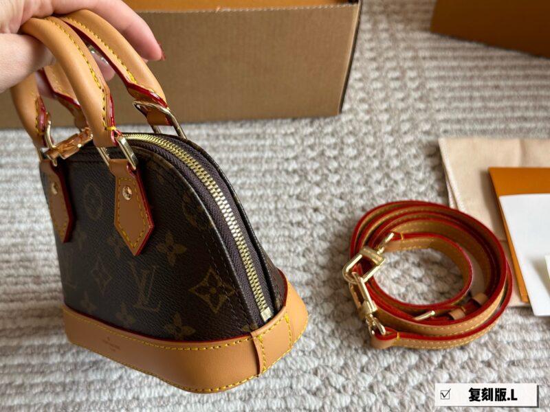 220 boxes of yellow leather
Size: 20 * 4cm (small)
L Home Alma Shell Bag
Introverted! Deep and profound! flavoursome!
This versatile classic handbag
Still highly favored by modern people!