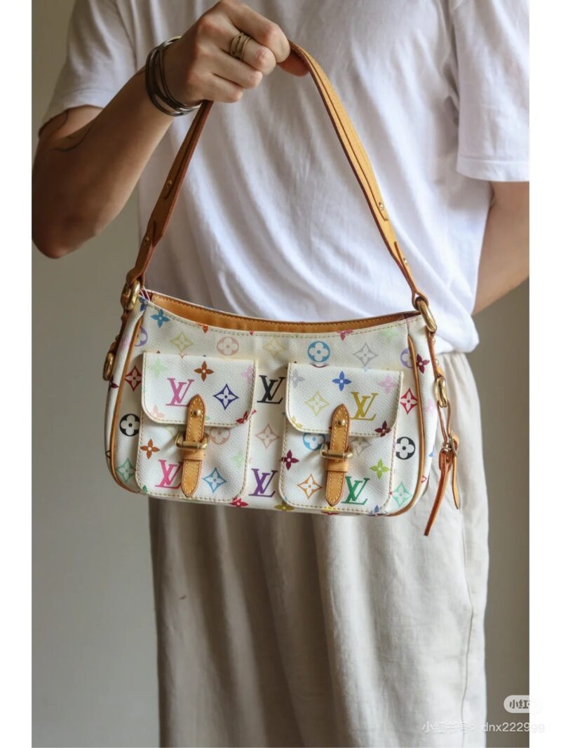 ffb3221c33.jpg -The famous King of Bags in the medieval world, with a double pocket college style, playful and cute color matching, and full capacity, can be paired with casual hoodies or coats without any sense of incongruity. Even the fairy sisters are under its ...