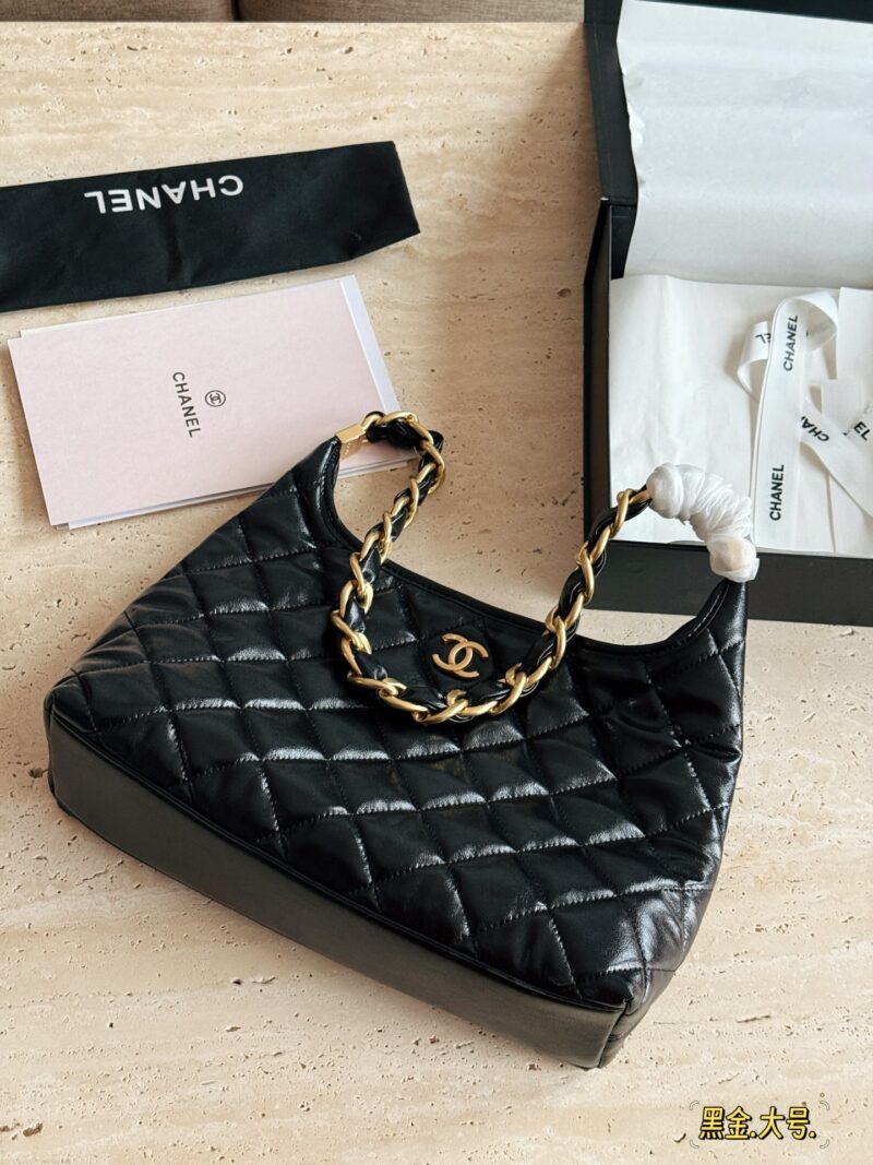 ffd8af5116.jpg 235 240 245 box
Size: 22 * 16cm (small)
26.5 * 17cm (medium)
30 * 23cm (large)
24Ahobo Xiaoxiang's home
Xiangxiang loves new styles recently
Hobo armpit bag exudes a strong atmosphere, who knows!! good-looking!