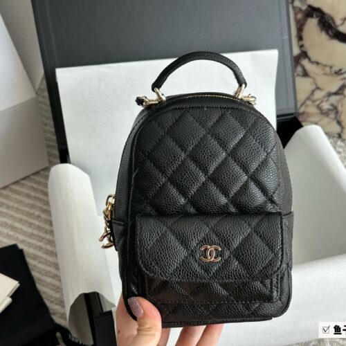 290 cowhide/upgraded version
Size: 13x18cm with box
Xiaoxiangjia's new 24c backpack
This season's stir fried chicken with cute little shoulders
It looks very small, but the capacity is quite large. There are also many ways to memorize it, which is ve...