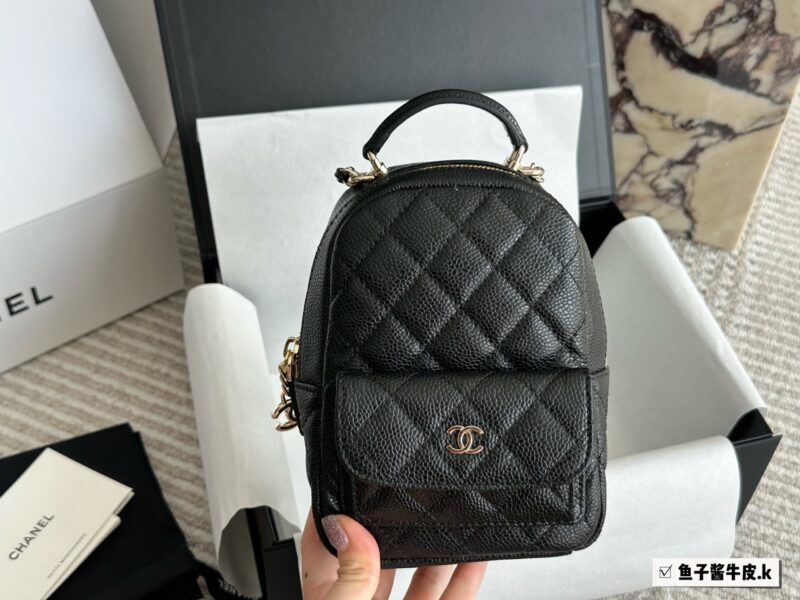 290 cowhide/upgraded version
Size: 13x18cm with box
Xiaoxiangjia's new 24c backpack
This season's stir fried chicken with cute little shoulders
It looks very small, but the capacity is quite large. There are also many ways to memorize it, which is ve...