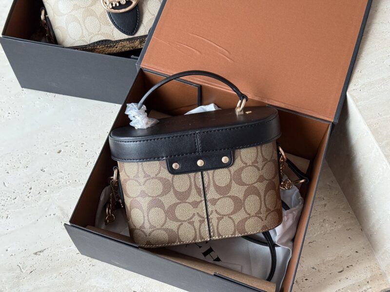 ffee94c192.jpg 225 boxes
size:19*13cm
C's new model Georgie
Limited edition presbyopia box bag,
This one exudes a high-end texture,
And it's super versatile.
It's time to give yourself a seasonal bag~
Original hardware! Order version!